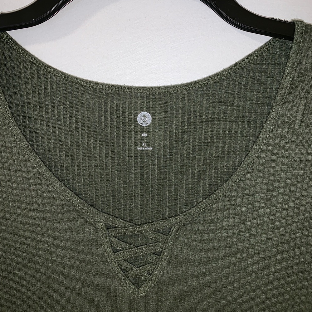 Barely worn. Shirt fits like a regular size M.